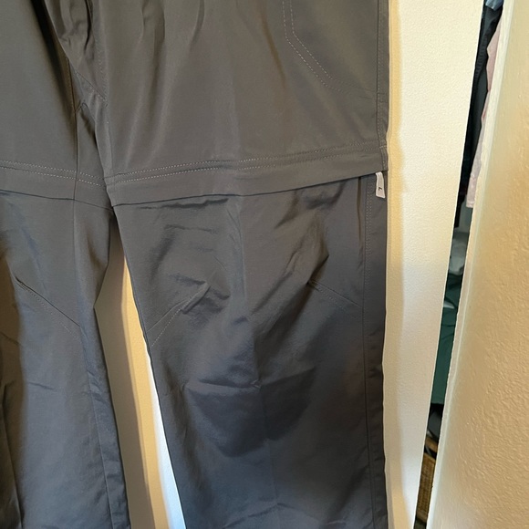 Columbia pants that can turn to shorts - Picture 2 of 4
